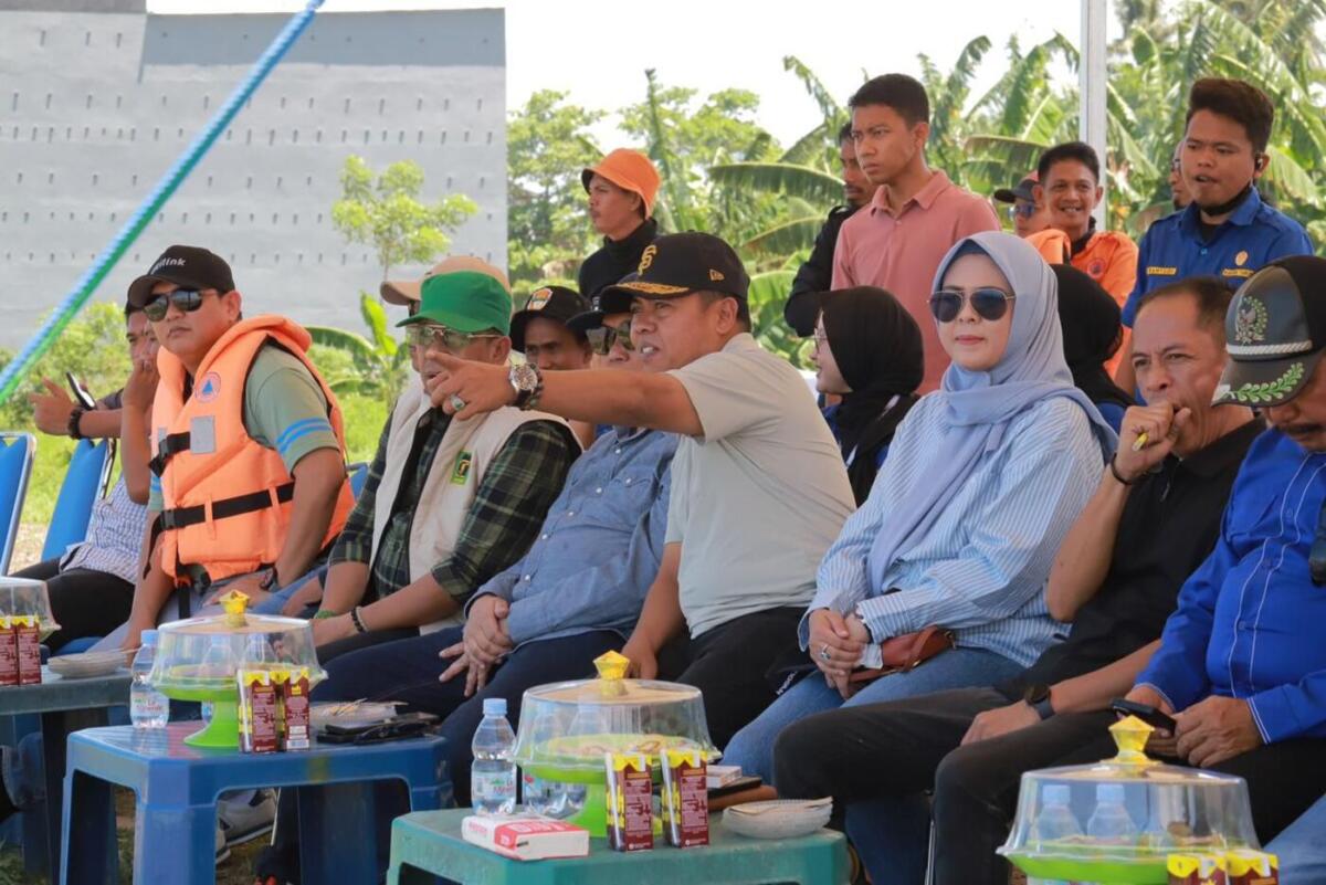 RESMI DIMULAI -- Bupati Wajo, Andi Rosman membuka secara resmi Katinting Race Karang Taruna di Desa Pajalele, Kecamatan Tanasitolo, Kabupaten Wajo baru-baru ini. 
