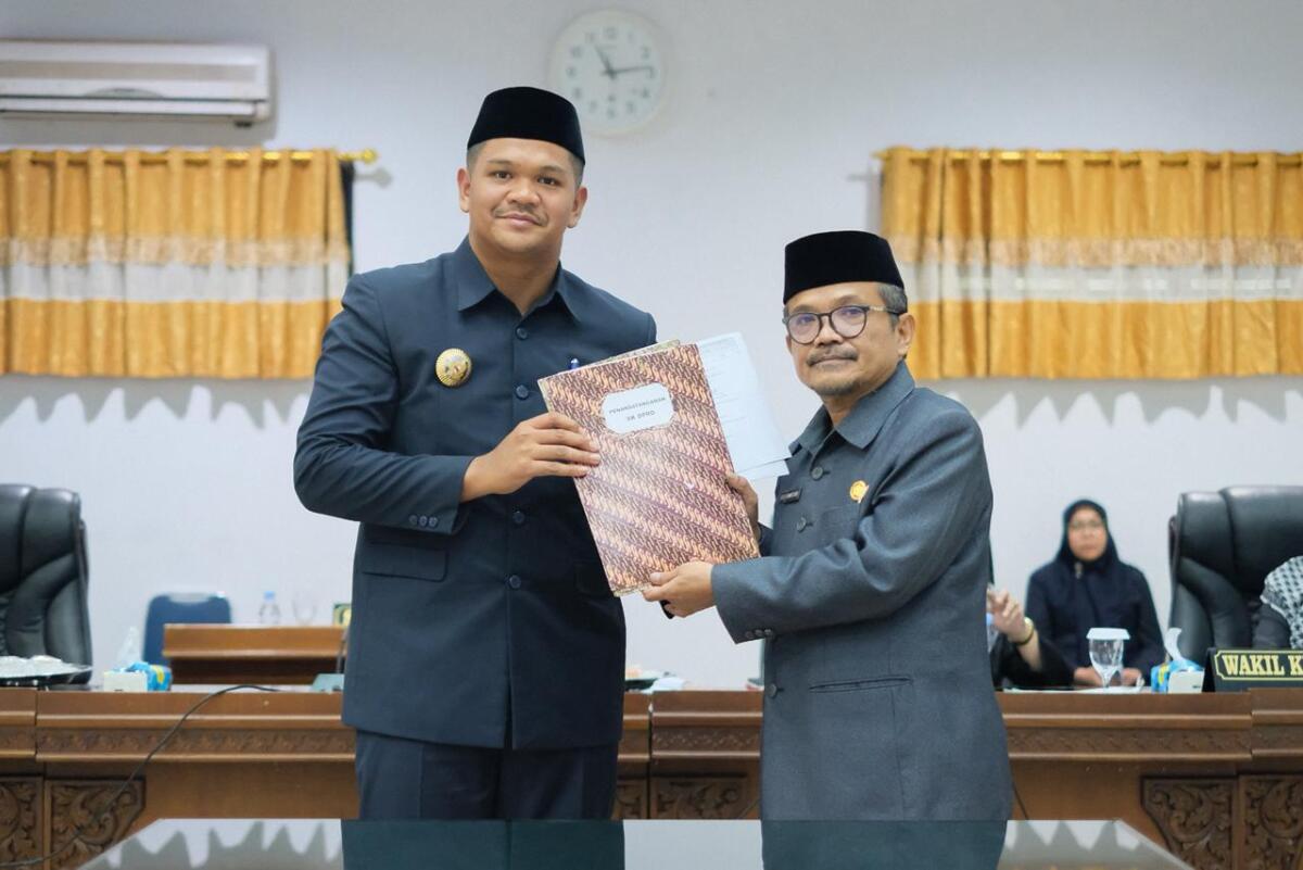 Penandatanganan persetujuan bersama terhadap Ranperda APBD 2026 menjadi Perda APBD 2026, oleh Bupati Bantaeng M. Fathul Fauzy Nurdin, dan Ketua DPRD Bantaeng Budi Santoso.