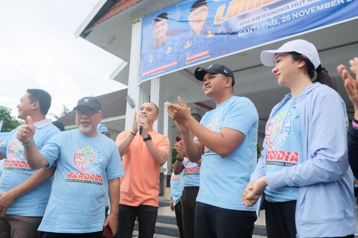 Bupati Bantaeng, M. Fathul Fauzy Nurdin, didampingi Ketua TP PKK Bantaeng, Ny. Gunya Paramasukhaputri, melepas peserta jalan santai dalam rangka memperingati Hari Anti Korupsi Sedunia (Harkodia) 2025 ydi Lapangan Tribun Pantai Seruni, Minggu (30/11/2025).