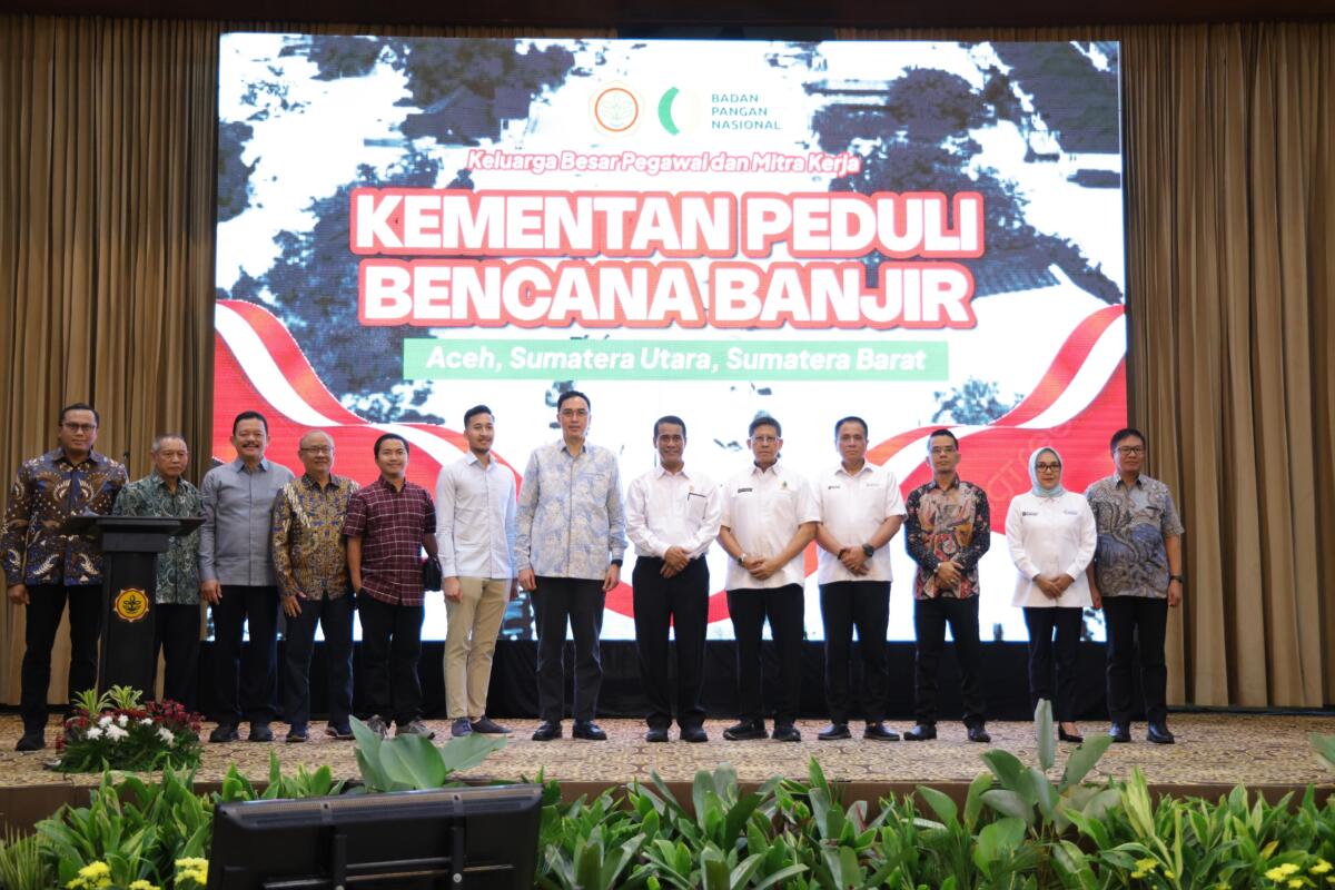 Mentan Andi Amran Sulaiman memimpin langsung gerakan donasi nasional bagi korban bencana alam di Sumatera di Aula Gedung F Kementerian Pertanian, Jakarta, Selasa (2/12/2025),