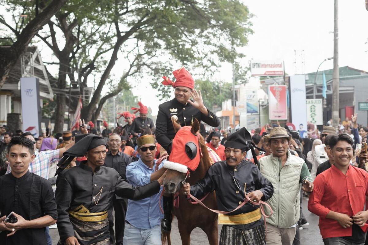 Bupati Bantaeng, M. Fathul Fauzy Nurdin menunggangi kuda sebagai simbol kekuatan tradisi saat kirab budaya dalam rangka HUT Bantaeng, Jumat (5/12/2025).