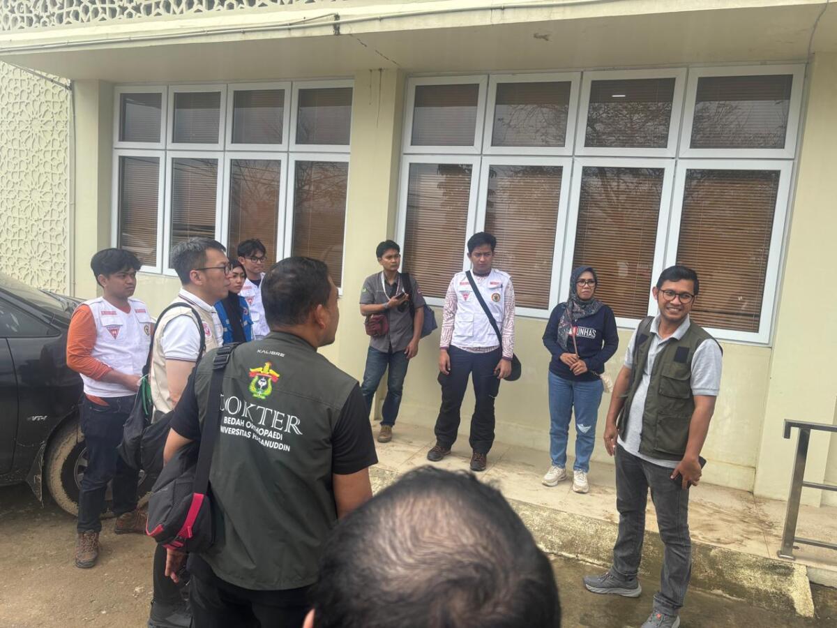 Tim medis Unhas saat berada di RSUD Pidie Jaya, Nangroeh Aceh Darussalam. 