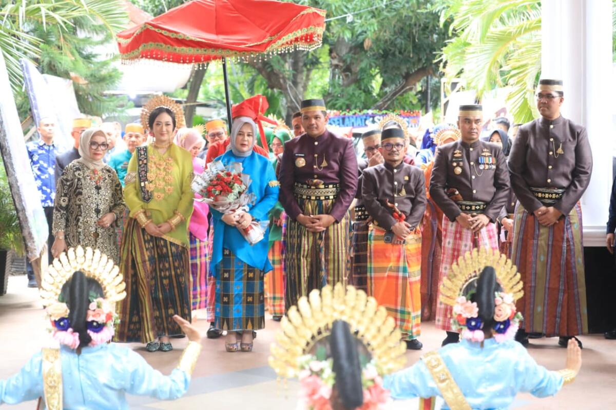 Bupati Bantaeng, Uji Nurdin disambut saat  menghadiri rapat paripurna dalam rangka HUT ke-771 Bantaeng di Balai Kartini. 