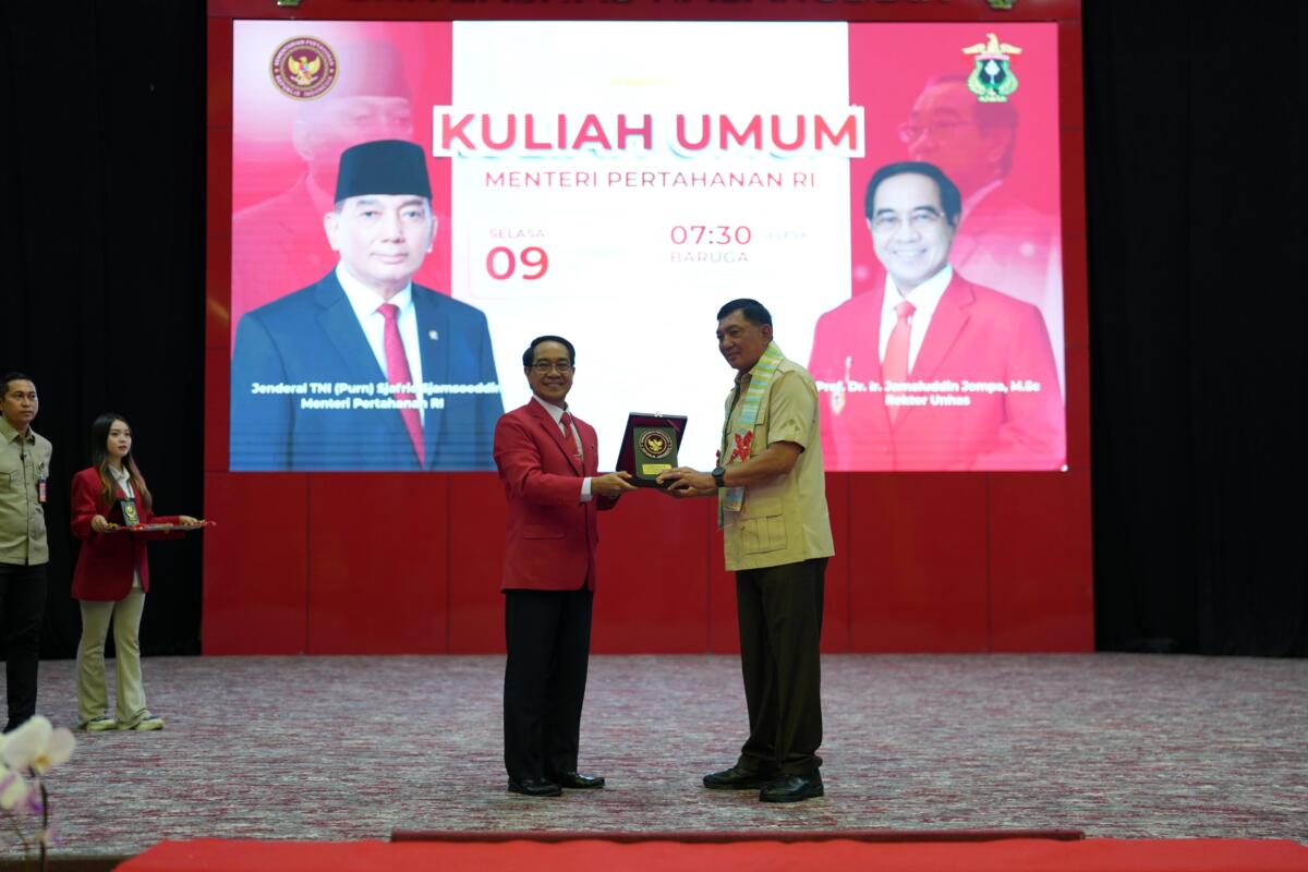 Rektor Unhas, Prof Jamaluddin Jompa menyerahkan cinderamata kepada Menhan, Sjafrie Sjamsoeddin usai memberikan kuliah umum di Baruga AP Pettarani Unhas.