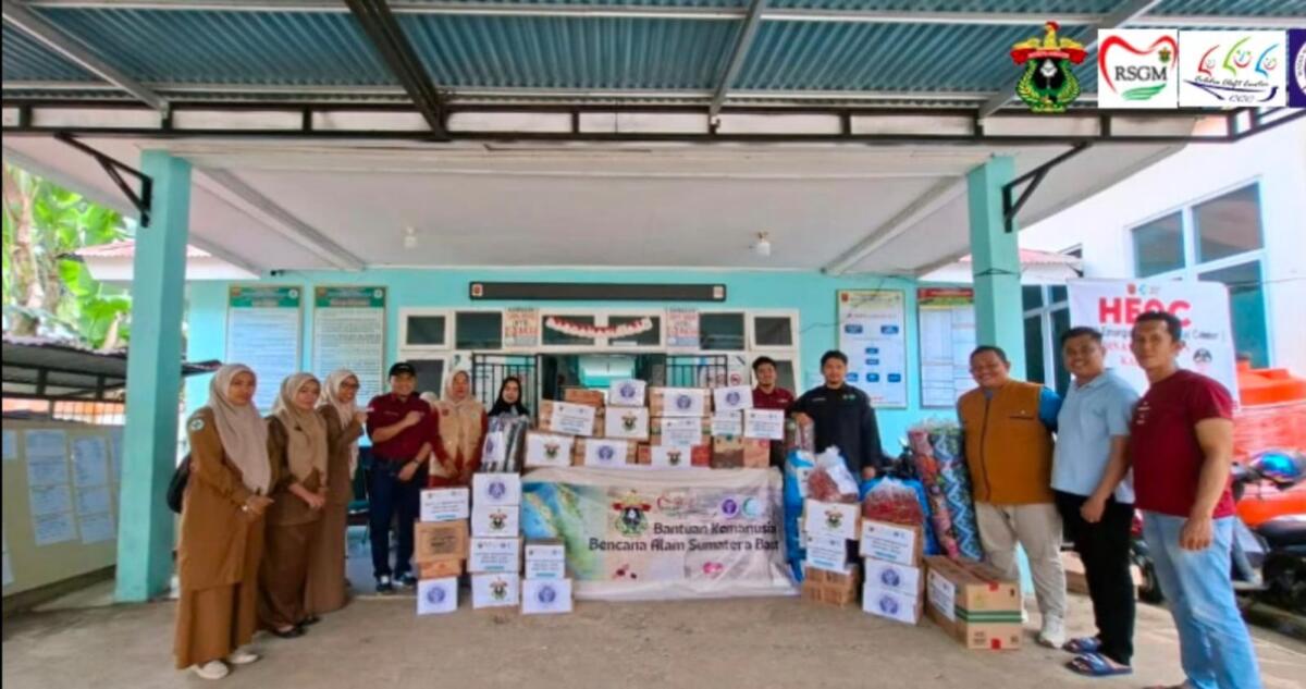 Tim medis Unhas menyerahkan bantuan dari Unhas di lokasi yang paling terdampak di Kabupaten Agam, Sumbar.