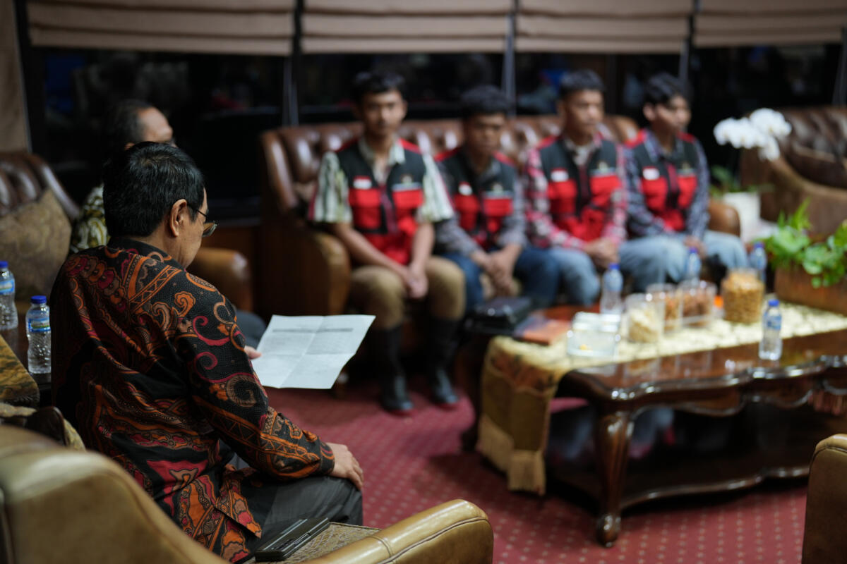 Rektor Unhas, Prof Jamaluddin Jompa melepas mahasiswa KKN Unhas yang khusus ditempatkan di lokasi bencana Sumatera di Aceh Tamiang. 