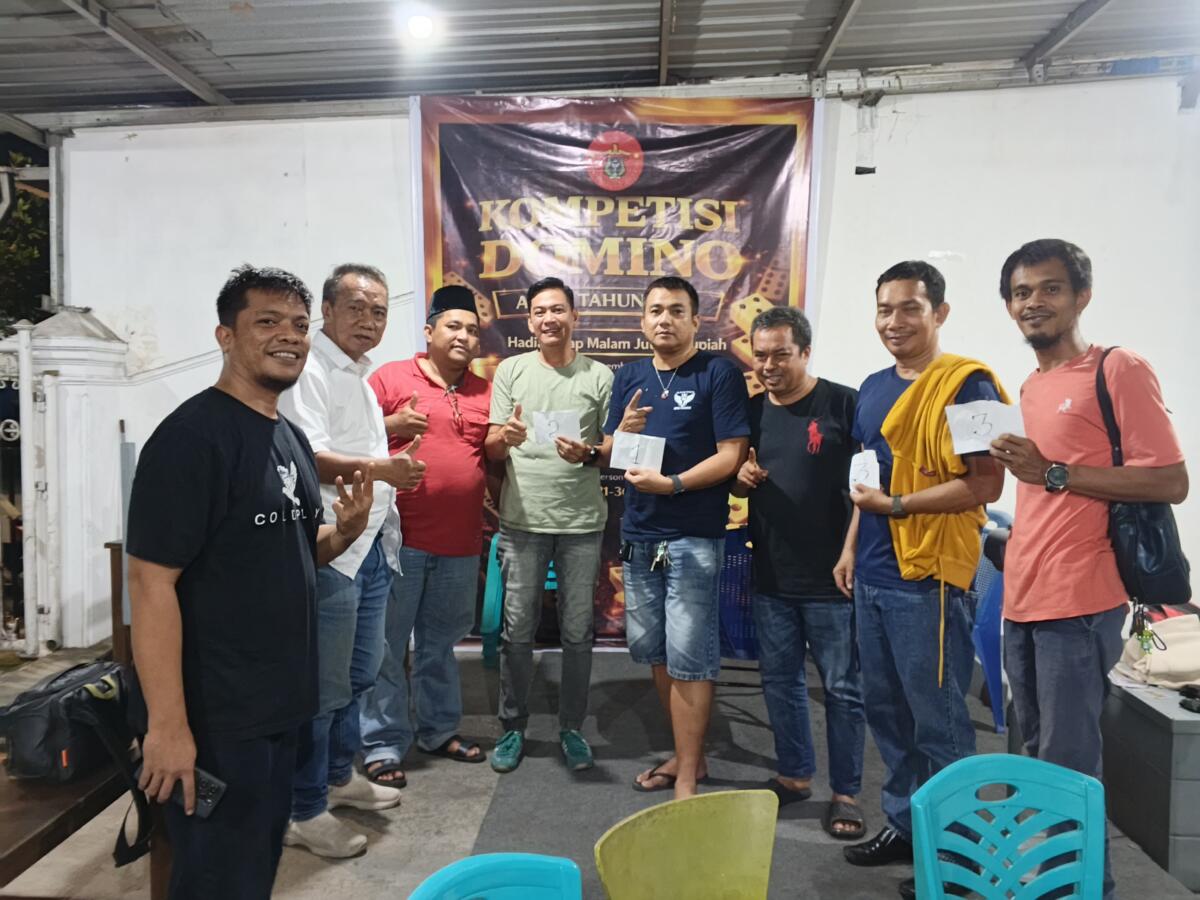 Penyerahan hadiah bagi pemenang di malam kedua Kompetisi Domino alumni Unhas di Warkop Enreco, Makassar.
