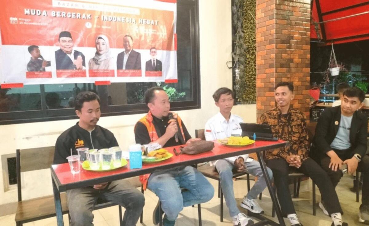 IST
PEMBICARA--Ketua GR Sulsel Asri Tadda menjadi pembicara pada dialog pemuda yang digelar MB Sulsel  di Warkop Resopa Makassar, Minggu (30/11) malam.
