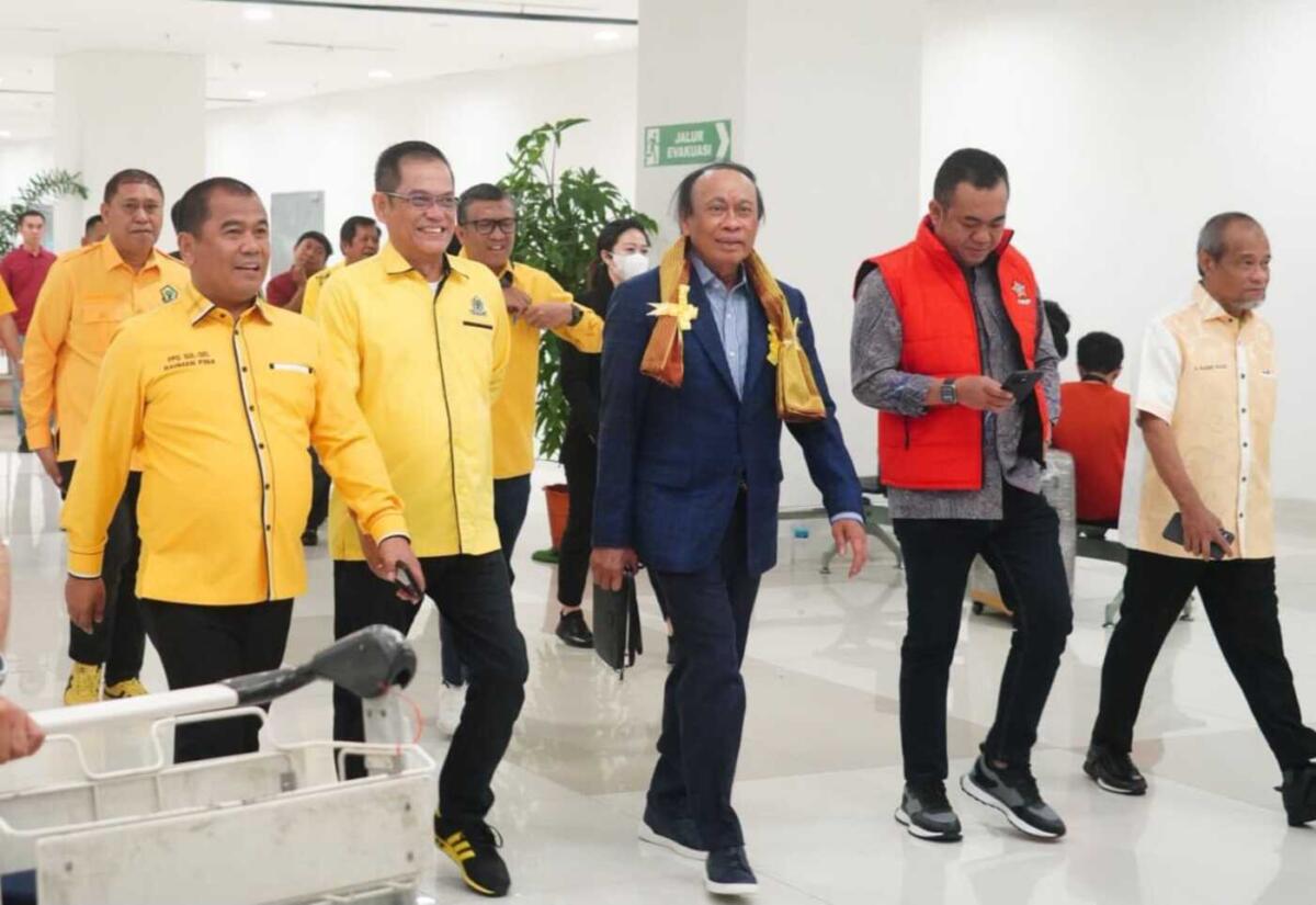 IST
MENJEMPUT--Sejumlah tokoh Golkar Sulsel menjemput Plt Ketua Golkar Suslel Muhiddin M Said 
