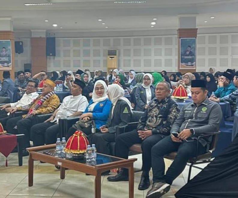 Ketua KNPI Sulsel Vonny Ameliani (empat dari kanan) menghadiri pelantikan IPNU dan IPPNU Sulsel.