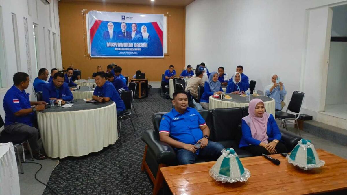 IST
BERSAMA--Ketua DPD PAN AS Chaidir Syam bersama Ketua DPRD Maros Muh Gemilang Pagessa dan pengurus lainnya 
