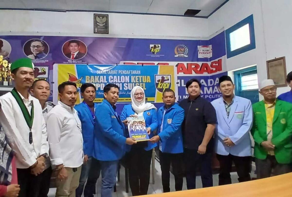 IST
MENYERAHKAN--Legislator Gerindra Sulsel Vonny Ameliani Suardi didampingi pimpinan OKP menyerahkan berkas pendaftaran sebagai bakal calon Ketua KNPI Sulsel, MInggu (7/12)
