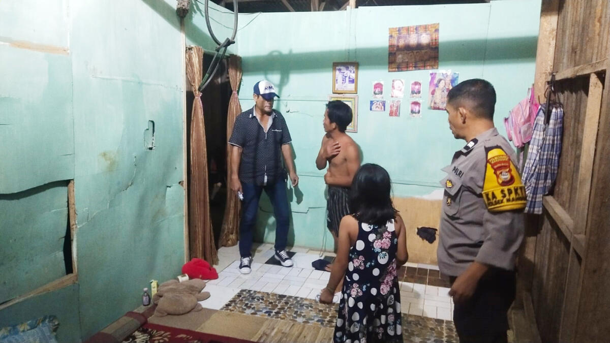 AMANKAN -- Personel kepolisian dari Polrestabes saat akan mengamankan terduga pelaku pengrusakan rumah orangtuanya.
