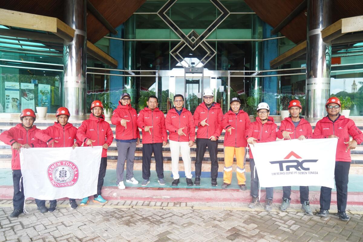 PELEPASAN -- Direktur Operasi PT Semen Tonasa, Mochamad Alfin Zaini (tengah) bersama tim TRC Semen Tonasa usai dilakukan pelepasan untuk selanjutnya ditugaskan ke Sumatera untuk membantu penanganan bencana.