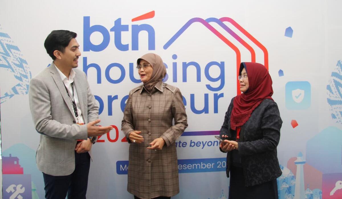 BTN HOUSINGPRENEUR -- Kiri ke kanan: Bagus Hendrisetiawan, Kepala Kantor Wilayah Sulawesi, Maluku, dan Papua BTN, Wakil Rektor III Bidang SDM, Alumni, dan Sistem Informasi, Prof Farida Patittingi, dan Human Capital Management Capital Division Head BTN, Rahmayati sedang menjelaskan mengenai kegiatan roadshow BTN Housingpreneur yang digelar Bank BTN.