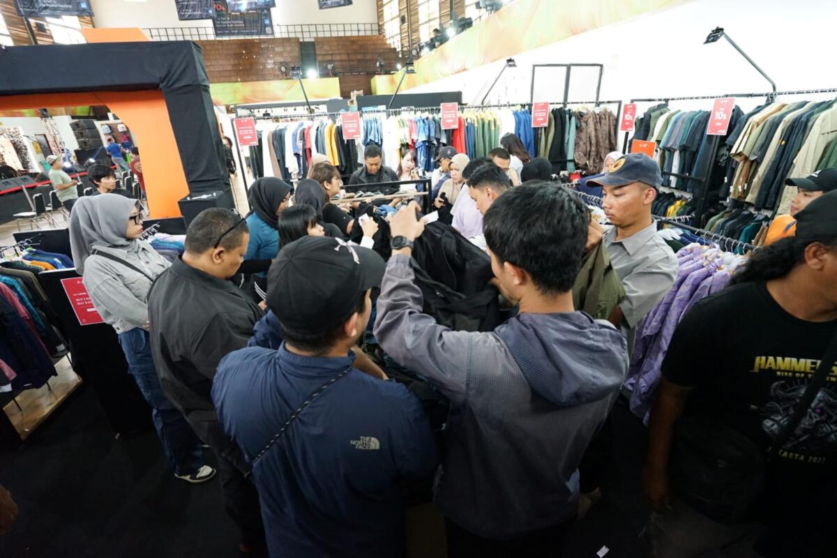 KESERUAN -- Keseruan EIGER Mega Bazaar yang digelar tepat diakhir tahun di empat kota Indonesia, yaitu Malang, Bogor, Makassar, dan Bandung.
