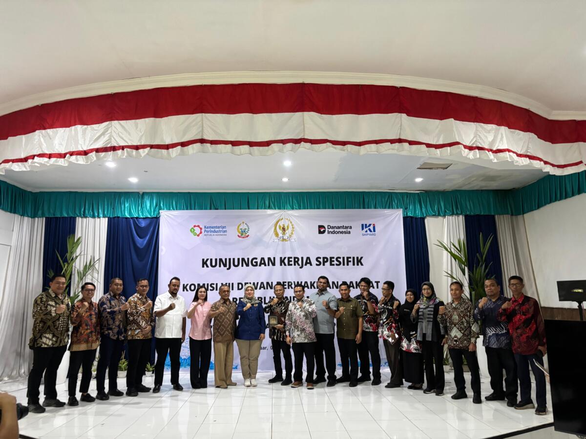 KUNJUNGAN KERJA -- Ketua Umum DPP IPERINDO, Anita Puji Utami (empat dari kanan), Sekretaris Direktorat Usaha dan Asuransi, Fadjar Harjo Seputro (kiri), Plt Direktur Utama PT IKI (Persero), Suhan Ikhsan (sembilan dari kiri), Ketua Tim Kunjungan Kerja Spesifik, Chusnunia Halim (delapan dari kiri), anggota DPR RI dari Partai NasDem Dapil Sulawesi Selatan I, Achmad Daeng Se’re bersama  anggota Komisi VII DPR RI saat melakukan kunjungan kerja ke PT IKI Makassar, Kamis (4/12).