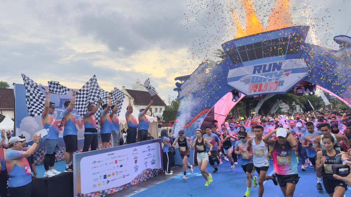 PELEPASAN -- Direktur Utama Airnav Indonesia, Capt. Avirianto Suratno didampingi tim manajemennya dan sponsor melepas peserta Runway Run 2025 di depan Benteng Rotterdam Makassar.