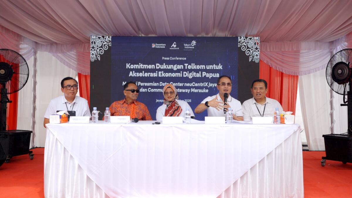 PERESMIAN -- Kiri ke kanan: VP Corporate Communication Telkom, Andri Herawan Sasoko, Komisaris Telkom, Rizal Mallarangeng, Direktur Utama Telkom, Dian Siswarini, Direktur Wholesale & International Business Service Telkom, Honesti Basyir, dan EVP Telkom Regional V, Amin Soebagyo saat acara press conference peresmian fasilitas edge data center neuCentrIX Telkom ke-28 yang berlokasi di Jayapura, Papua.