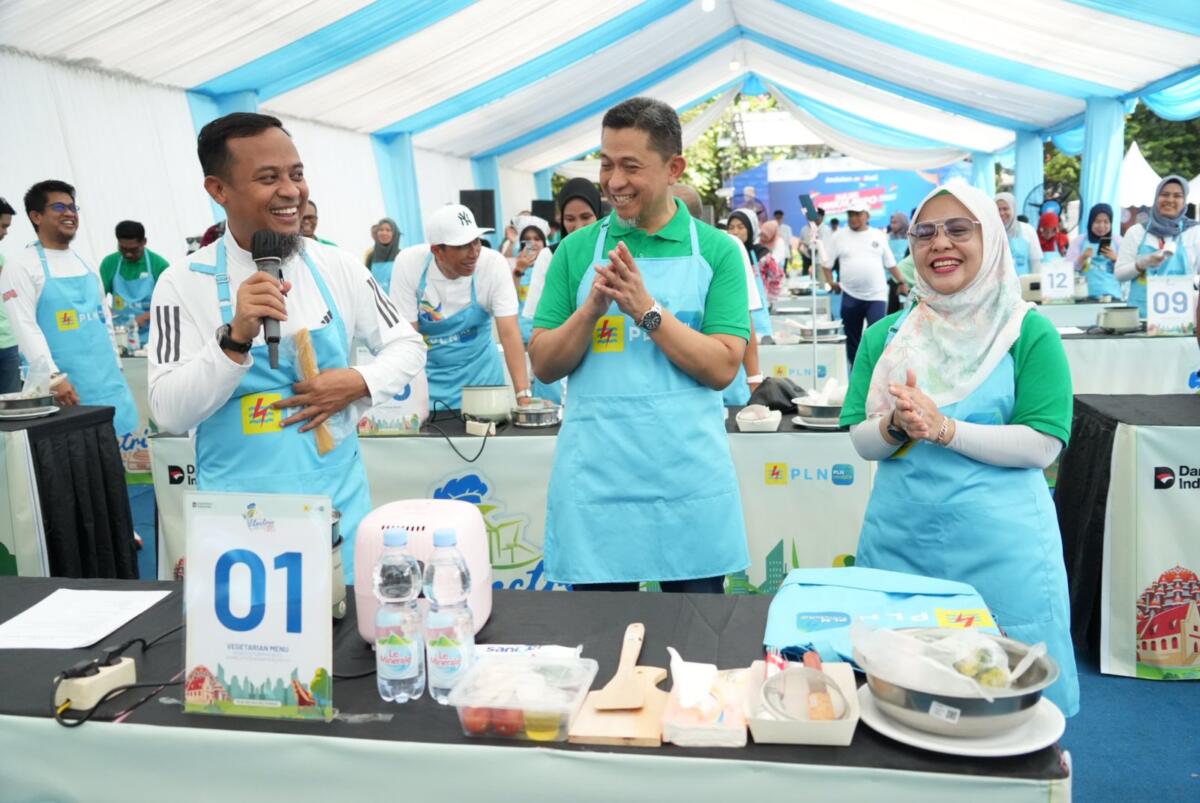 LOMBA MASAK -- Gubernur Sulawesi Selatan, Andi Sudirman Sulaiman (kiri), General Manager PLN UID Sulselrabar, Edyansyah (tengah), dan Senior Manager Niaga dan Manajemen Pelanggan, Yuli Ashaniais (kanan), tengah bersiap-siap untuk mengikuti Electric Cook Fest, lomba memasak menggunakan berbagai peralatan rumah tangga berbasis listrik pada Sabtu, (18/10).