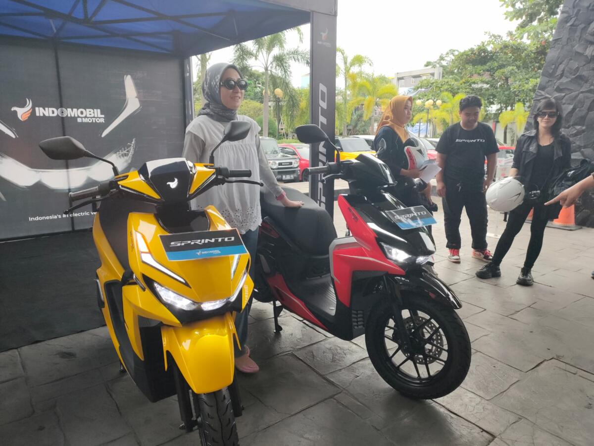 PERKENALAN -- Sprinto, produk sepeda motor listrik dari PT Indomobil eMotor Internasional siap mengaspal di Kota Makassar dan Pulau Sulawesi umumnya saat diperkenalkan di Hotel Swissbellnn Panakkukang, Senin, 15 Desember 2025.