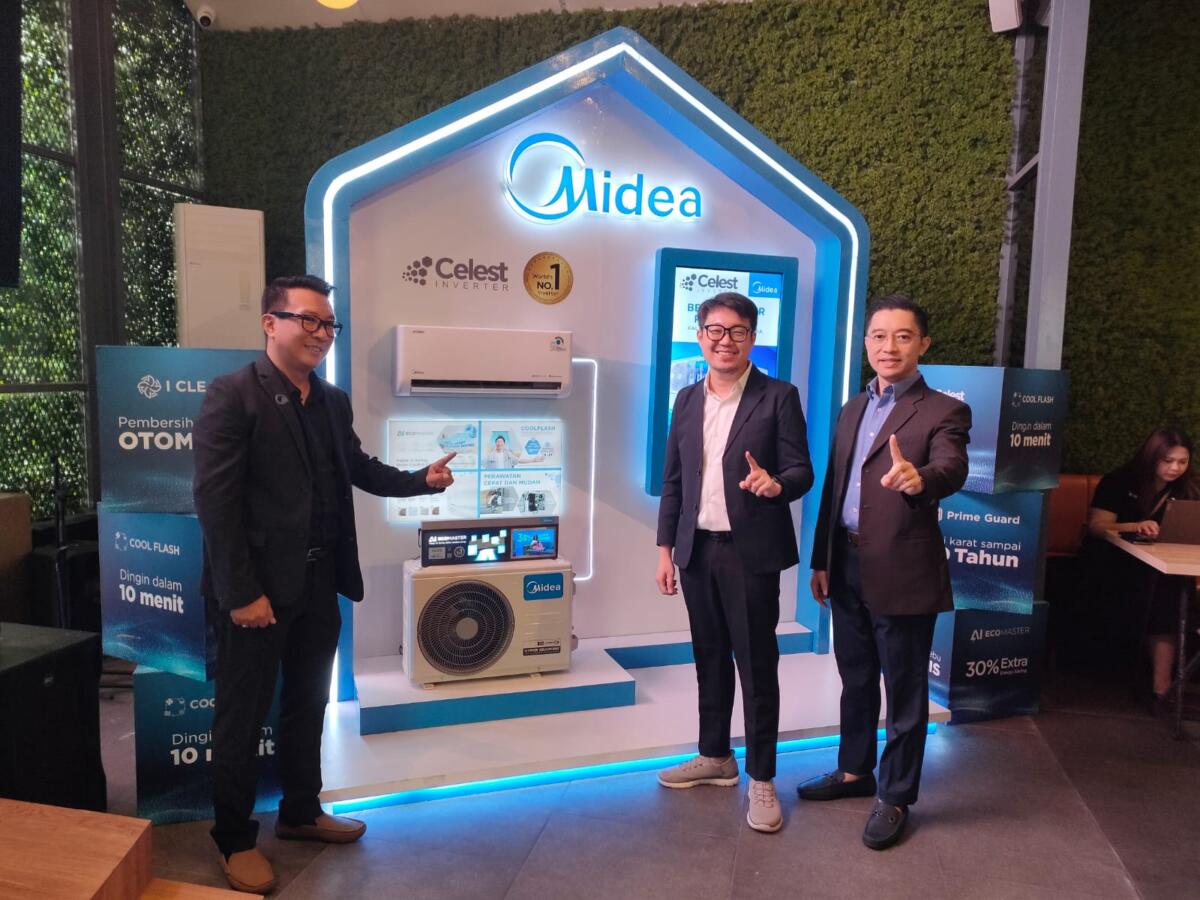 AC CELEST INVERTER -- RAC Manager, Makassar-Midea Electronics Indonesia, Faizal, Hendri Wijaya dari Midea Electronics Indonesia (tengah), dan Product Manager Residential Air Conditioner Midea Electronics Indonesia, Windi Ario Wicaksono (kanan memperkenalkan produk Midea AC Celest Inverter.