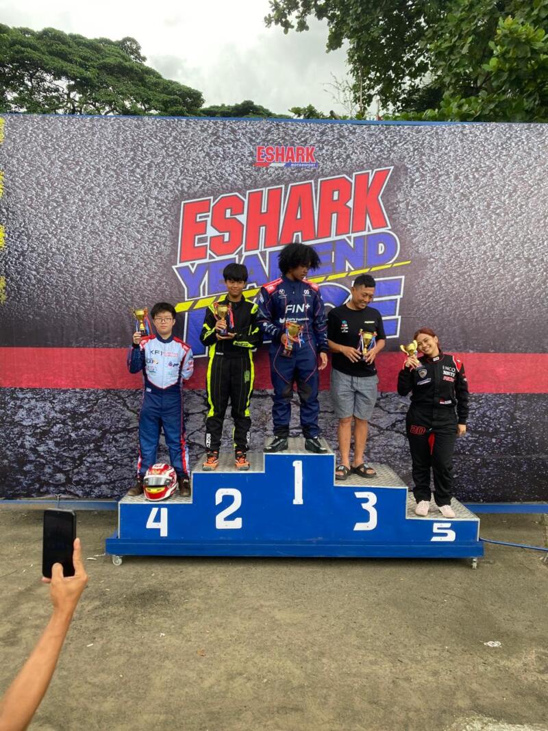 MENGUKIR PRESTASI -- Para pebalap muda Gokart asal Sulawesi Selatan yang berhasil mengukir prestasi membanggakan untuk tingkat nasional di Sentul International Karting Circuit, Jawa Barat.