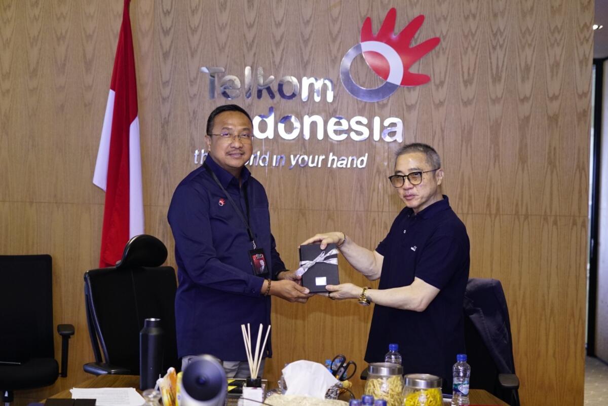 CINDERAMATA -- Direktur Network Telkom, Nanang Hendarno (kiri) saat memberikan cinderamata kepada President Director CCSI, Peter Djatmiko (kanan) saat acara penandatanganan Memorandum of Understanding (MoU) antara Telkom dan CCSI di Jakarta pada Senin (15/12).