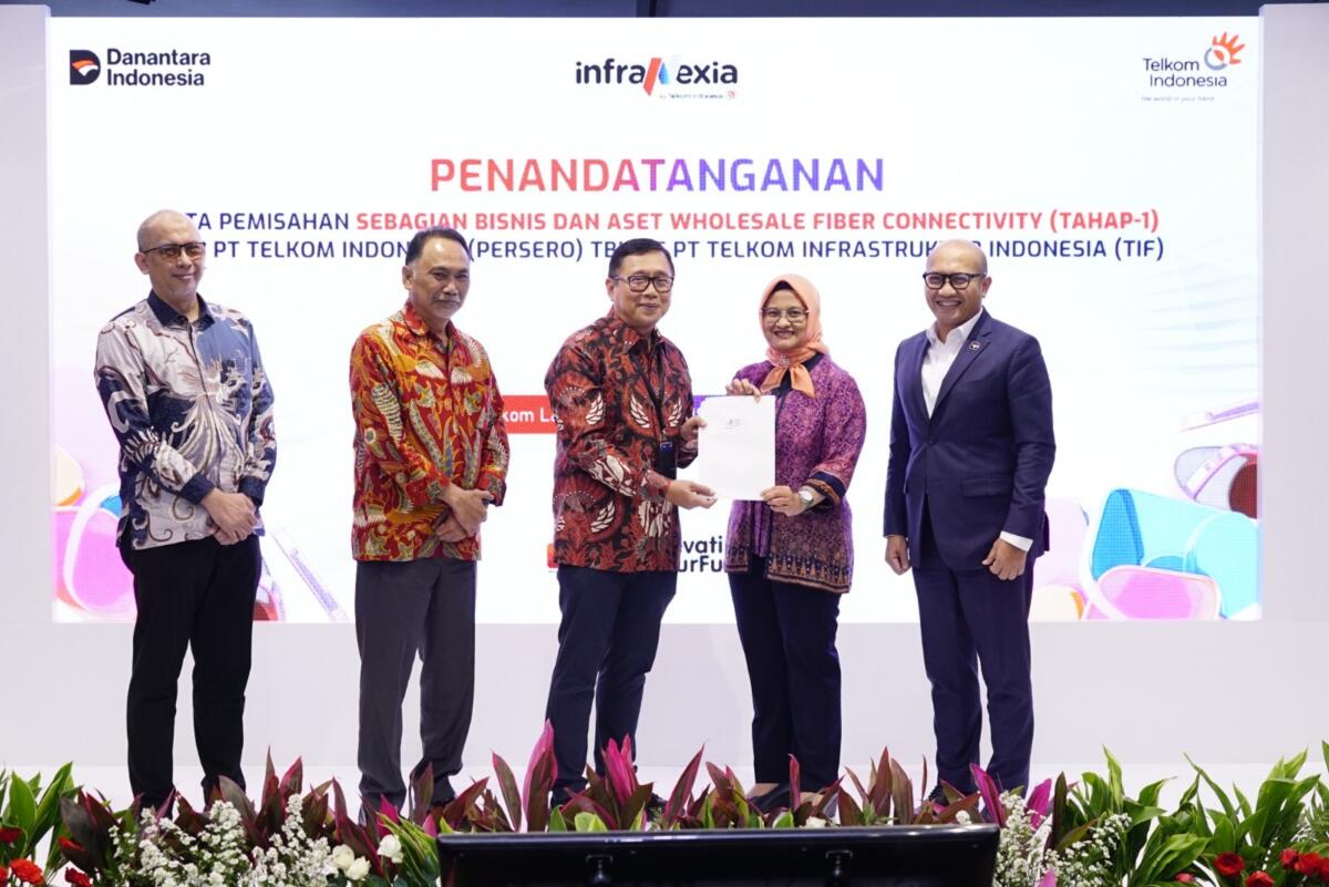 PENANDATANGANAN -- Direktur Utama Telkom Dian Siswarini (dua dari kanan) bersama manajemen dan komisaris Telkom Indonesia usai penandatanganan akta pemisahan  (deed of spin-off) InfraNexia di Jakarta, pada Kamis (18/12).