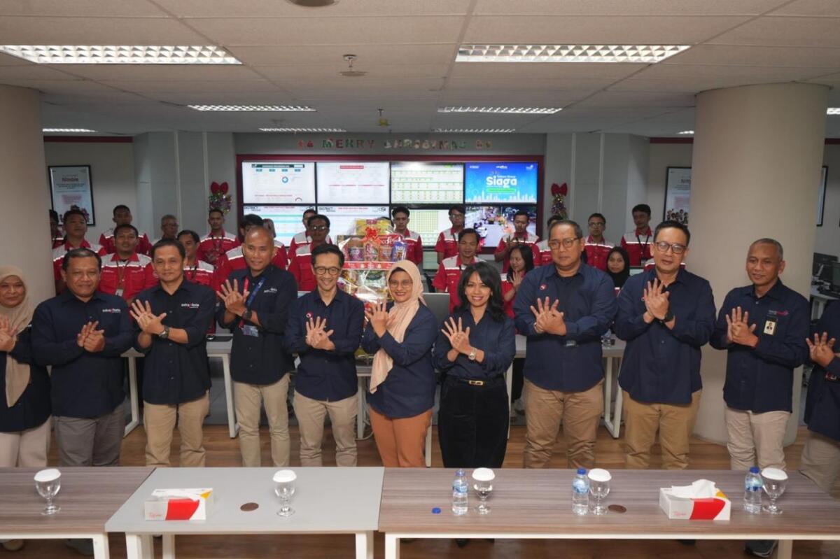 KUNJUNGAN -- Direktur Utama Telkom, Dian Siswarini (tengah) foto bersama dengan tim Posko TelkomGroup Siaga NATARU 2025/2026 saat melakukan kunjungan di wilayah Telkom Regional III.