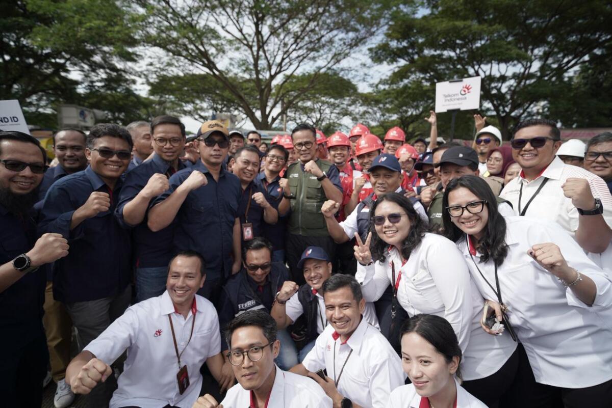 PENANGANAN BENCANA -- Chief Operating Officer Danantara Dony Oskaria (tengah, rompi hijau) bersama dengan para Relawan TelkomGroup untuk penanganan bencana alam di Aceh Timur dan Aceh Tamiang.