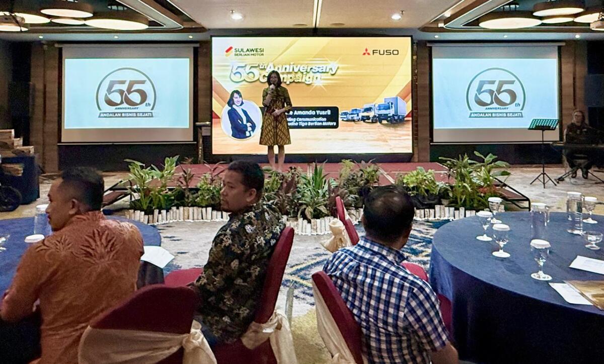 APRESIASI KONSUMEN -- Suasana kegiatan apresiasi konsumen yang digelar PT Sulawesi Berlian Motor bersama puluhan pelanggan setia mobil Mitsubishi Fuso di Kota Makassar ditandai dengan sambutan.Catrine Amanda Yusril dari Fuso Marketing Communication PT Krama Yudha Tiga Berlian Motors.
