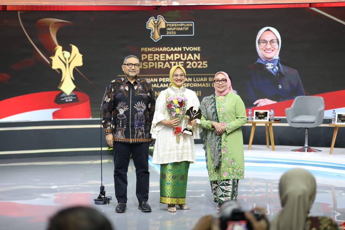 Direktur Utama Telkom, Dian Siswarini (tengah)saat menerima penghargaan Perempuan Inspiratif Awards di studio tvOne di Jakarta, pada Senin, 22 Desember 2025.

