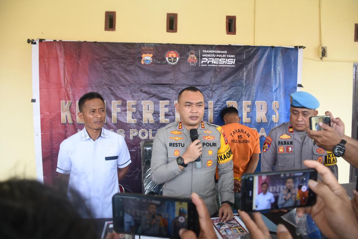 Kapolres Bulukumba AKBP Restu Wijayanto didampingi Kasat Reskrim Iptu Muhammad Ali, dan Kasi Propam Iptu Andi Panangrangi merilis pengungkapan kasus begal yang beraksi di empat lokasi dan menyasar perempuan pengendara motor.