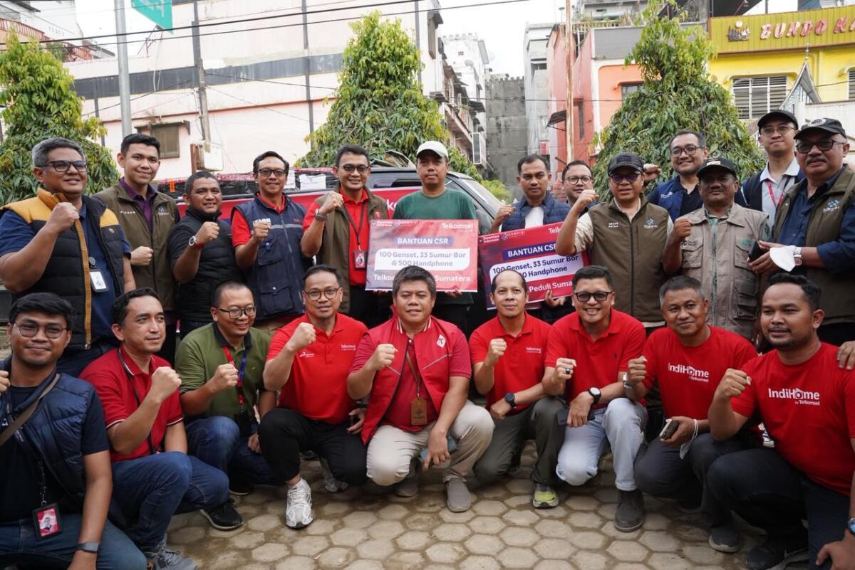 BANTUAN CSR -- Direktur Network Telkomsel Indra Mardiatna turut disaksikan Wamen Komdigi Nezar Patria saat memberikan bantuan CSR ke titik-titik yang membutuhkan di Aceh Tamiang, Rabu 24 Desember 2025.