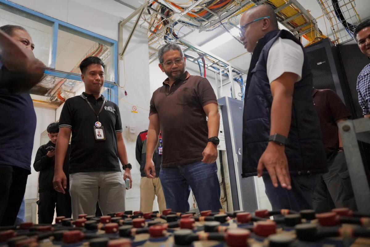 PENINJAUAN -- Direktur Strategic Business Development & Portfolio Telkom Seno Soemadji saat melakukan peninjauan pemulihan infrastruktur dan distribusi bantuan kemanusiaan pada Rabu (24/12).