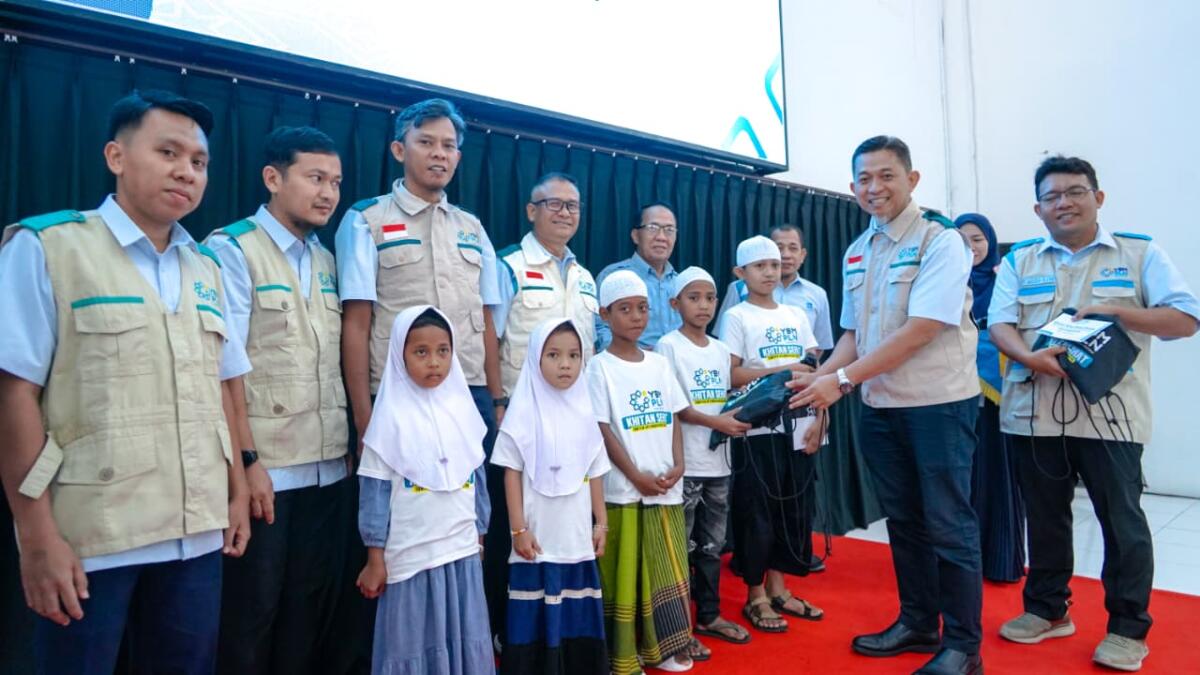 KHITAN SEHAT -- Senyum bahagia anak-anak peserta Khitan Sehat yang mendapatkan bantuan dari YBM PLN UID Sulselrabar yang diserahkan General Manager PLN UID Sulselrabar, Edyansyah, di kantor PLN UP3 Makassar Selatan, pada Selasa, 30 Desember 2025.