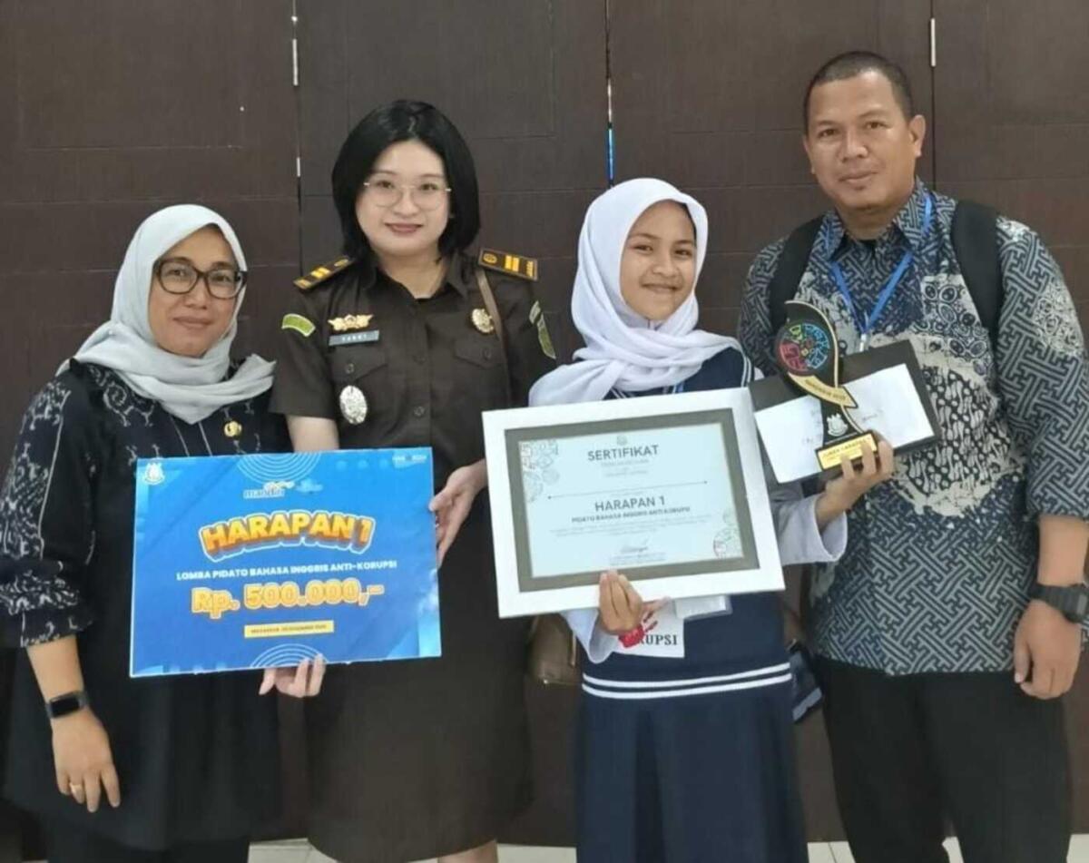 JUARA -- Siswa UPT (Spentiga) Angkona Dwi Maulani, berhasil meraih Juara Harapan I dalam Lomba Pidato Bahasa Inggris memperingati Hari Anti Korupsi Sedunia (Hakordia) 2025 bertajuk “Generasi Pelajar Anti Korupsi (Galaksi) di Kantir Kejati Sulsel, Selasa (9/12). 
