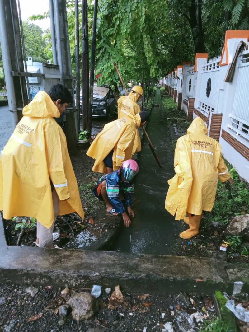 ist
SATGAS--Dinas PU bergerak cepat menerjunkan tim satgas drainase untuk melakukan penanganan darurat di dua titik rawan genangan.Ada 40 satgas yang diturunkan di musim penghujan ini.
