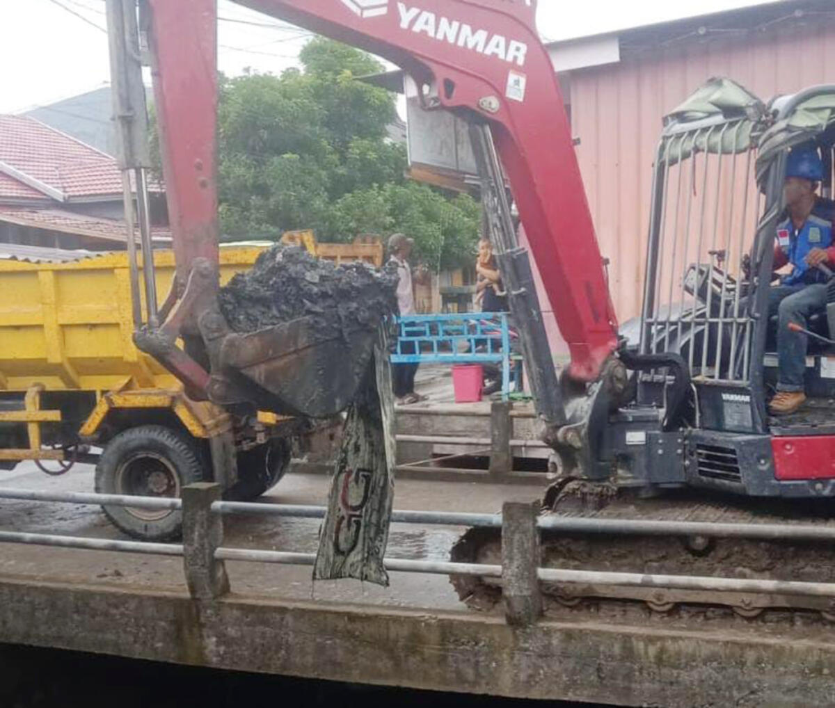 SEDIMEN -- Dinas PUPR Kabupaten Sinjai melakukan pengerukan sedimen lumpur di wilayah Kota Sinjai sebagai upaya menjaga kelancaran aliran air di kawasan kota, Rabu (10/12).  Tim PUPR menurunkan excavator mini untuk melakukan pengerukan. 
