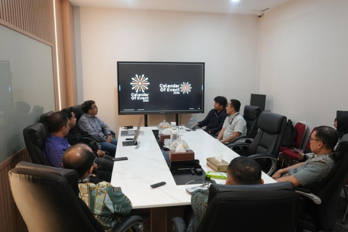 ist
EVENT BESAR--Makassar  kembali bersiap menapaki panggung hajatan Akbar nasional dan internasional pada tahun 2026.Pemkot Makassar, tengah merancang deretan agenda spektakuler yang akan masuk dalam Calendar of Event (CoE) 2026, menghadirkan lebih dari 60 event unggulan sepanjang depan.
Hal itu diketahui saat  Wali Kota Munafri Arifuddin bersama jajaran pemerintah kota mematangkan konsep CoE 2026 dalam rapat khusus di Balai Kota Makassar, Kamis (11/12).
