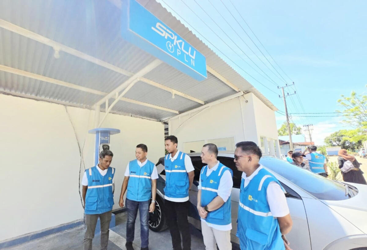 BERBINCANG -- General Manager PLN UID Sulselrabar, Edyansyah (kedua dari kiri) tengah berbincang-bincang dengan Manajemen PLN UP3 Bulukumba di SPKLU PLN ULP Jeneponto.