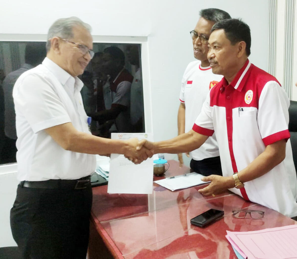 BKM/SAR
FORMULIR -- BArifuddin Saeni saat mengembalikan formulir pendaftaran ke TPP KONI Gowa diketuai Patahuddin didampingi Muh Israwadi dan Asri.