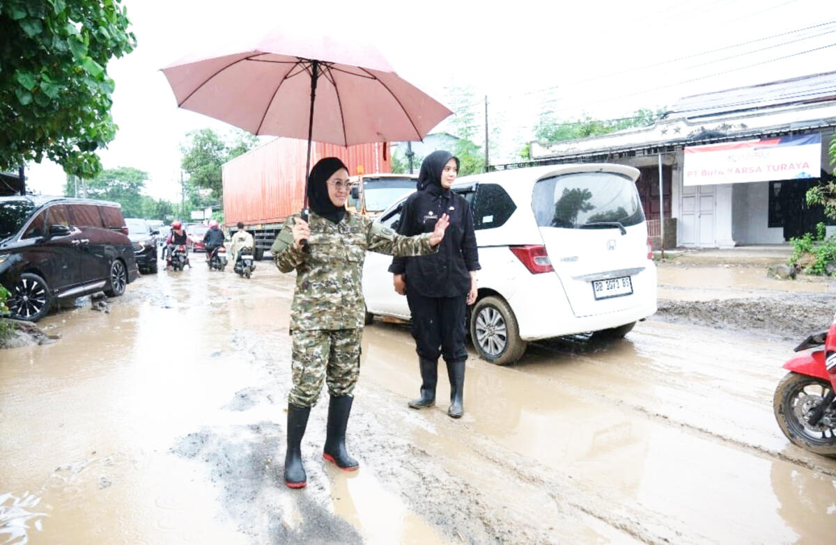IST
KERUSAKAN -- Bupati Gowa, Husniah Talenrang langsung menuju titik kerusakan di poros Jalan Malino-Pakkatto Caddi. 
