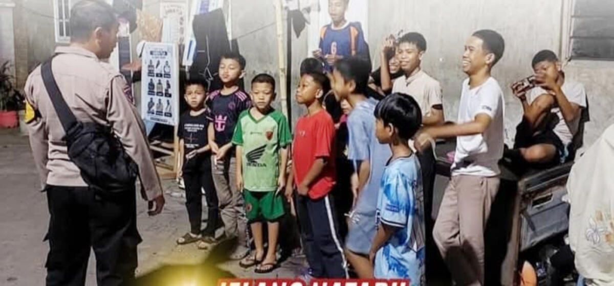 NATARU -- Personel Polsek Ujung Tanah-Polres Pelabuhan Makassar mengimbau anak-anak agar tidak membunyikan pesan pada Nataru 2025-2026.
