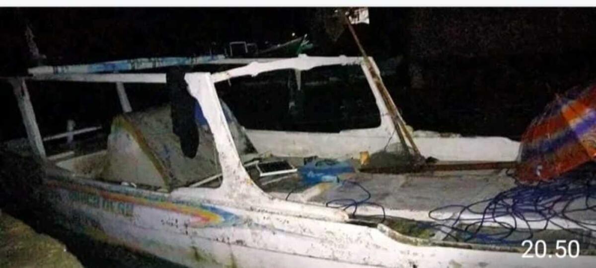 PETIR -- Tampak perahu yang dipakai korban pergi memancing di perairan Pulau Kodingareng, Kecamatan Kepulauan Sangkarrang, disambar petir di perairan Pulau Kodingareng. 
