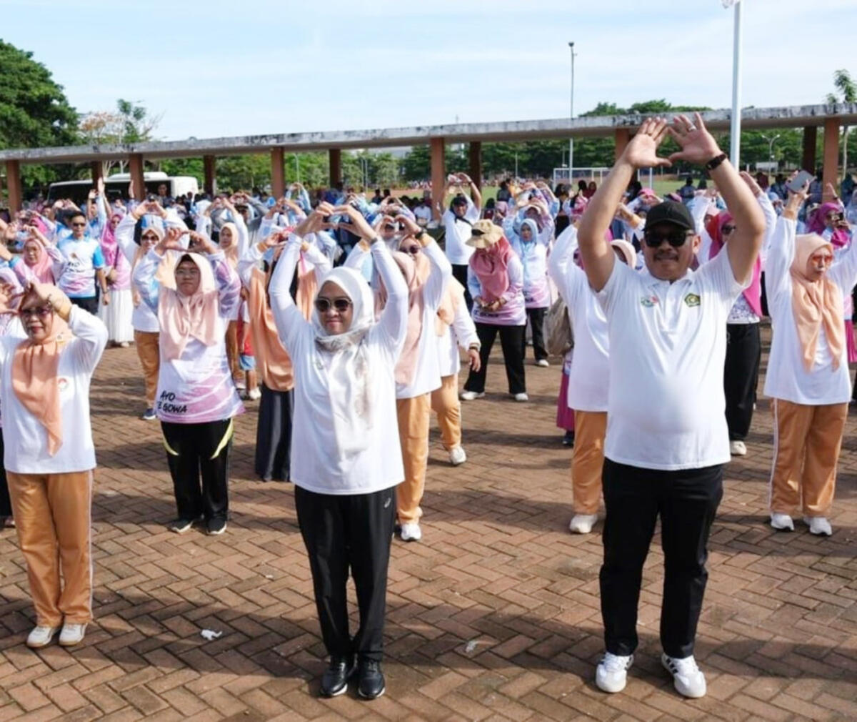 IST
SENAM Kakanwil Kemenag Sulsel, Ali Yusran ikut senam bersama pegawai Kemenag Gowa saat Kick Off HAB 80 di lapangan RTH Syekh Yusuf Sungguminasa. 
