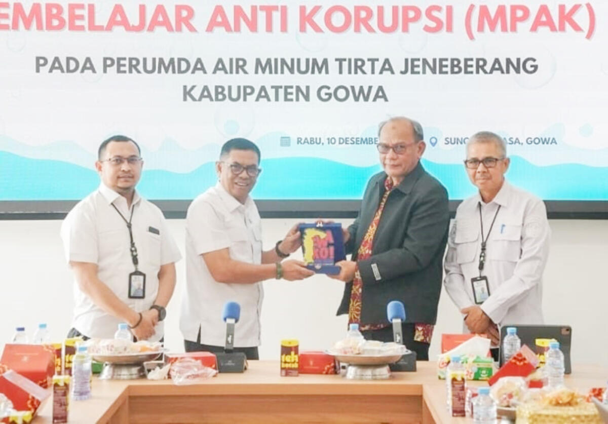 CINDERAMATA -- Dirut Perumda Tirta Jeneberang, Hasanuddin Kamal (kanan) memberikan cinderamata pada acara sosialisasi MPAK.
