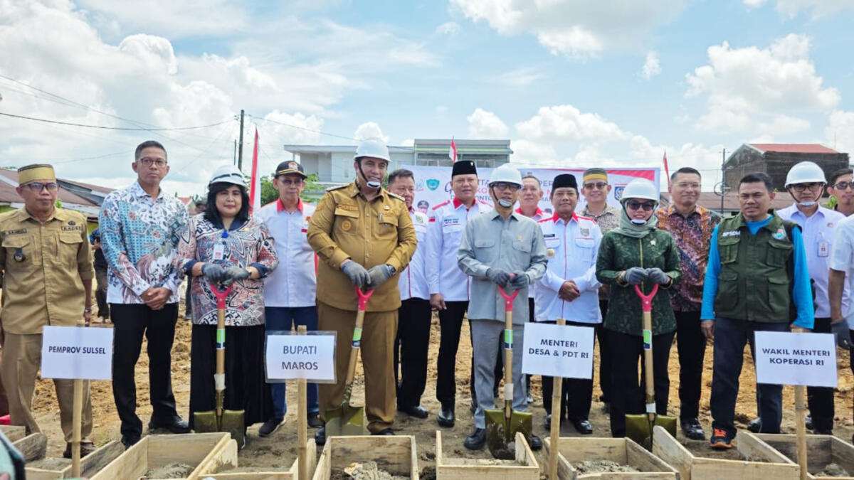 PELETAKAN -- Mendes PDT didampingi Bupati Maros, Chaidir Syam dan sejumlah pihak terkait lainnya sedang melakukan peletakan batu pertama pembangunan KDKMP Bonto Mate'ne
