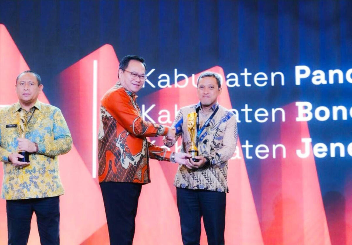 PENGHARGAAN -- Bupati Jeneponto, H Paris Yasir (kanan) saat menerima penghargaan indeks Inovasi Daerah Tertinggi IGA 2025.
